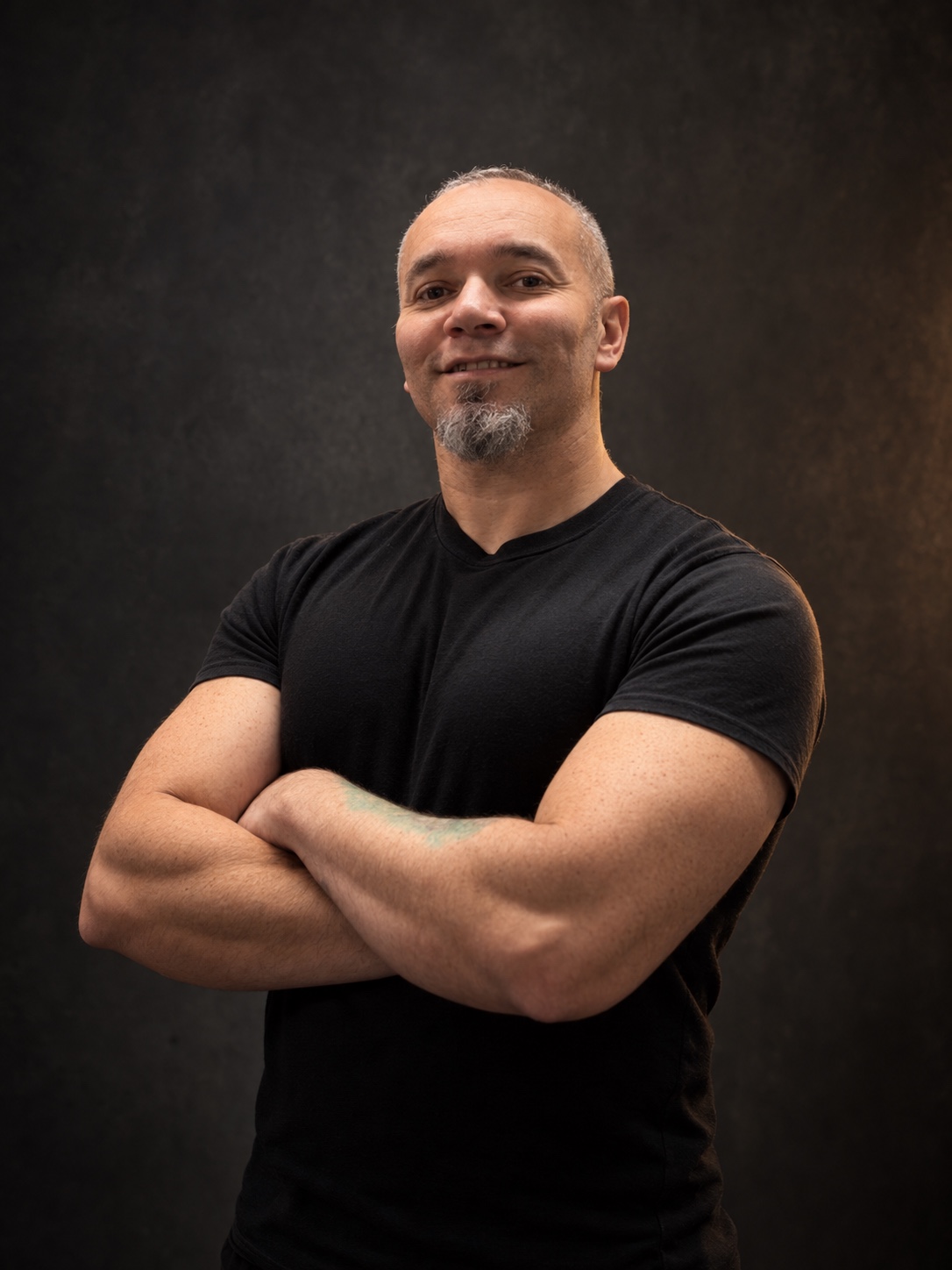 Portrait of tattoo artist Ary Morssuza