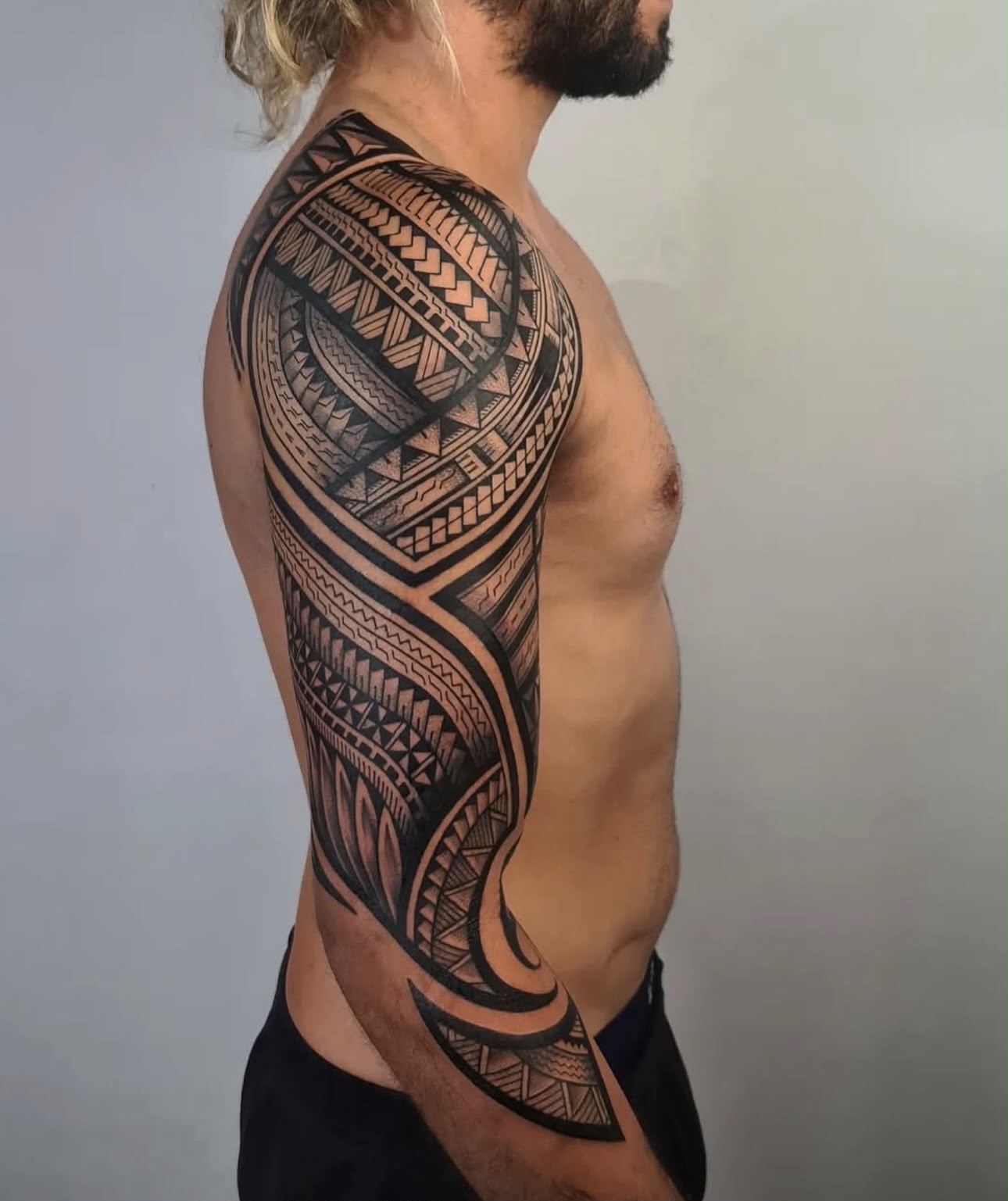 Polynesian shoulder and arm tattoo by Tchelo