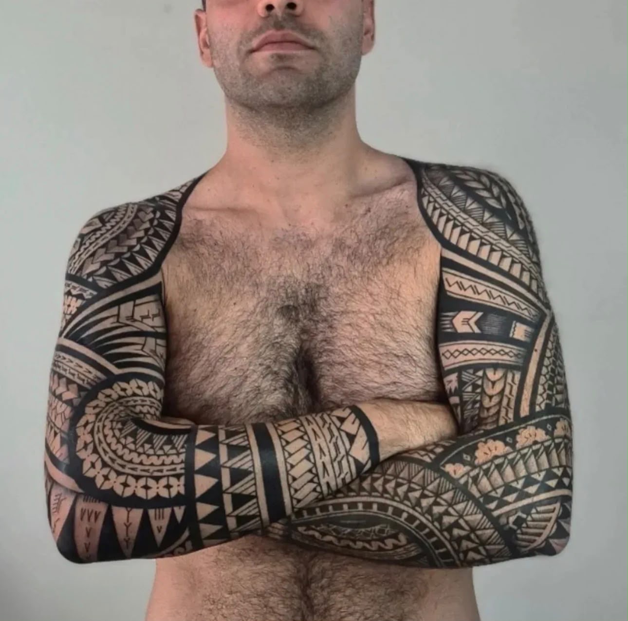 Polynesian double arm tattoo by Tchelo