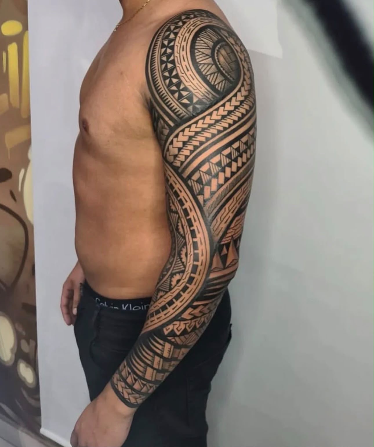 Polynesian shoulder and sleeve tattoo by Tchelo