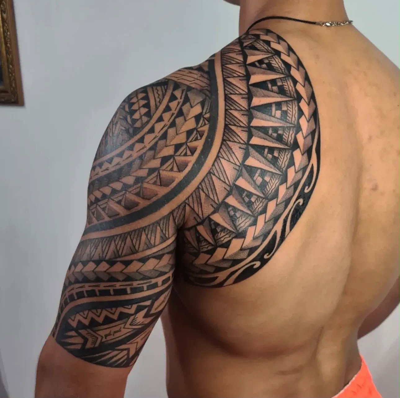 Polynesian shoulder and back tattoo by Tchelo
