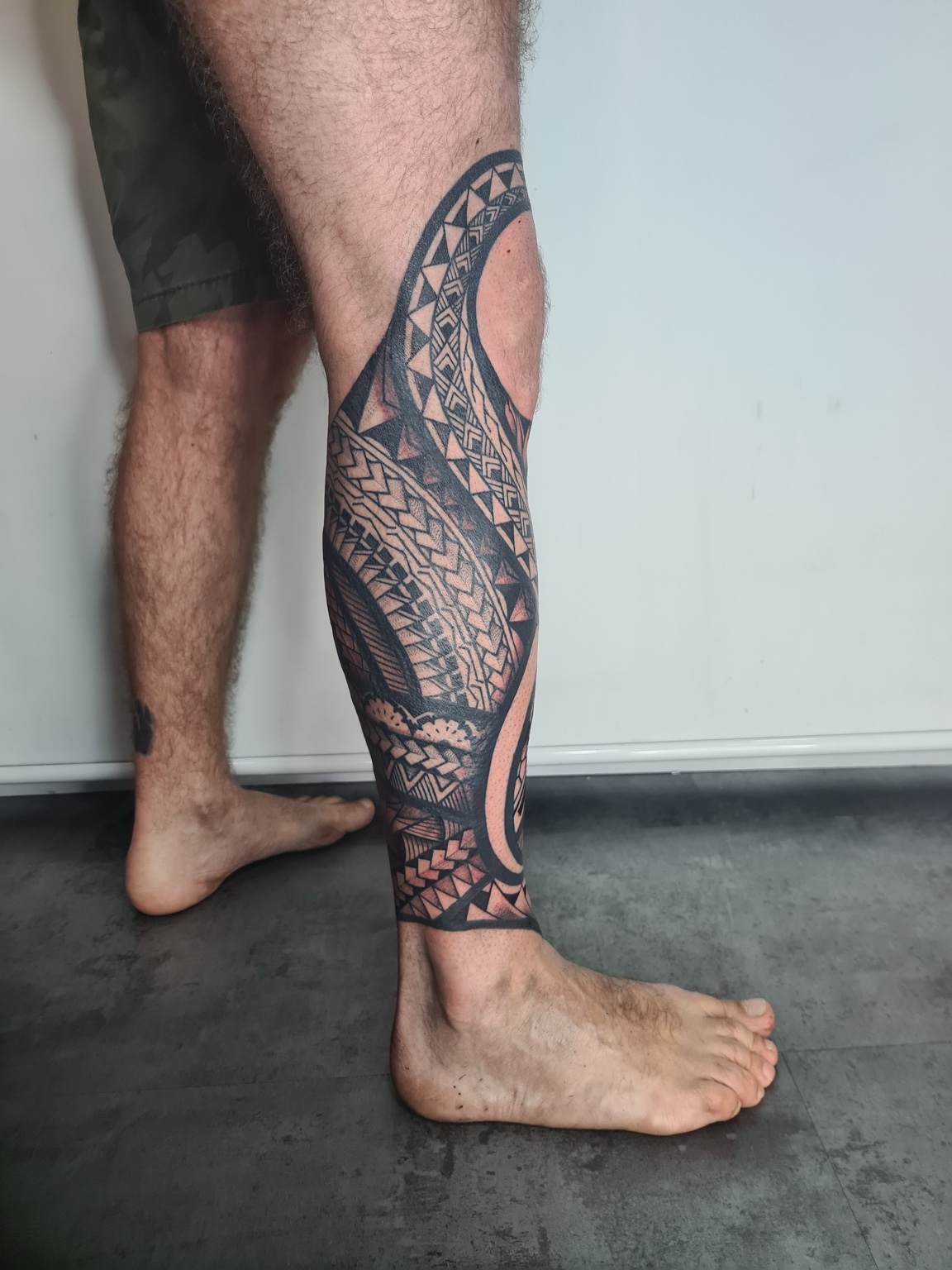 Polynesian calf tattoo by Tchelo